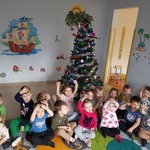 Przedszkolaki na tle udekorowanej choinki