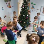 Pszczółki wieszają ozdoby na choince