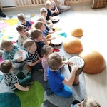 Dzieci grają na bębnach