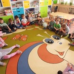 Dzieci pokazują Amerykę Północną na globusie