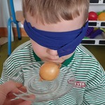 Chłopiec uczestniczy w zabawie badawczej