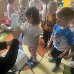 Dziewczynka łapiąca dym z suchego lodu