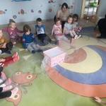 Dzieci siedzące na dywanie obserwujące powstawanie suchego lodu