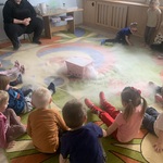 Dzieci obserwujące powstawanie suchego lodu