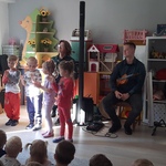 Dzieci oglądają bajkę muzyczną.