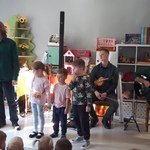 Dzieci oglądają bajkę muzyczną.