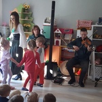 Dzieci oglądają bajkę muzyczną.