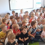 Dzieci oglądają bajkę muzyczną.