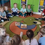 Czterolatki słuchają Bajek-wspierajek czytanych przez n-la.