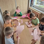 Grupa IV wycina serca z papieru.