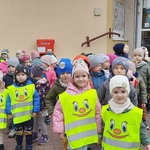 Przedszkolaki przed budynkiem poczty.