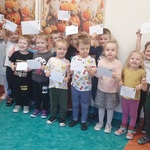 Grupa II pozuje z listami.