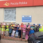 Dzieci przed pocztą.