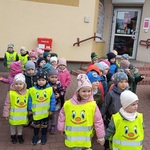 Przedszkolaki przed budynkiem poczty.