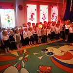 Dzieci śpiewają hymn.