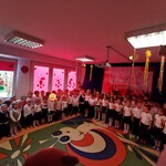 Dzieci śpiewają hymn.