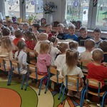 Dzieci pieką pierniczki.