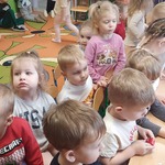 Dzieci pieką pierniczki.