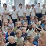 Dzieci oglądają przedstawienie