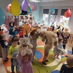 Dzieci tańczące z misiami