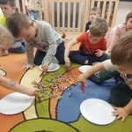 Dzieci w konkurencji zbierania cukierków spinaczami