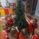 Dzieci ubierają choinkę