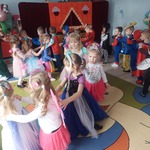 Dzieci tańczą ustawione w pociągu