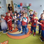 Tańczące dzieci w strojach karnawałowych 