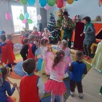 Dzieci naśladujące taniec aktorów