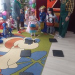 Dzieci uczestniczące w konkurencji zbierania elementów do koszyczka