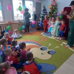 Wybrane dzieci stoją z aktorami na tle dekoracji 