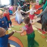 Dzieci tańczą w kółeczkach trzymając się za ręce
