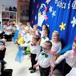 Dzieci tańczą z kolorowymi chusteczkami