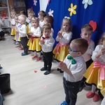Dzieci tańczą do piosenki o babci i dziadku