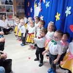 Dzieci tańczą do piosenki o babci i dziadku