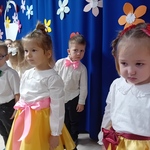 Dzieci recytujące wiersz o babci i dziadku