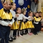 Dzieci w przebraniu za pszczółki tańczą do piosenki przedszkolnej