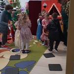 Dzieci biorą udział w konkursie - zbierają drewienka dla Jasia i Małgosi