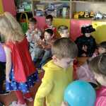 Dzieci tańczą z balonami w parach