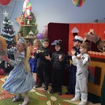 Dziewczynka tańczy z kukiełką Babusi Jagusi