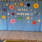  Wiosenna dekoracja w przedszkolu - kolorowe kwiaty, motylki oraz napis 