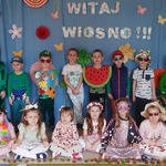  Przebrane dzieci z grupy Mróweczki na tle wiosennej dekoracji