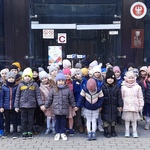 Przedszkolaki przed budynkiem Uniwersytetu w Białymstoku