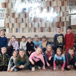 Zdjęcie grupowe dzieci na korytarzu Książnicy Podlaskiej