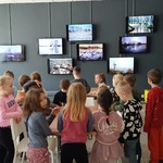 Przedszkolaki oglądają wystawę mulimedialną w Książnicy Podlaskiej
