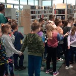 Przedszkolaki przed wejściem do czytelni