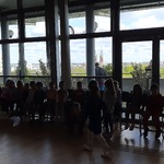 Przedszkolaki oglądają panoramę z szóstego piętra budynku