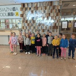Przedszkolaki w wejściu do Książnicy Podlaskiej