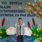 Chłopiec z grupy Mrówek recytuje wiersz