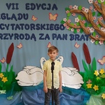 Chłopiec z grupy Biedronek recytuje wiersz